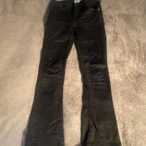 Svarta lager 157 flare jeans, använda men inget fel med dom ⭐️