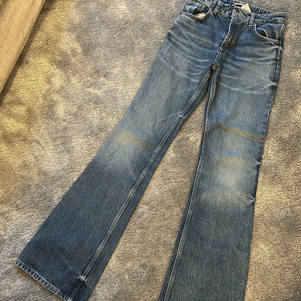 Söljer jeans med låg midja från zara som är försmå och aldirg används !! Mörkblå 💗❣️😘. Jeans & Byxor.