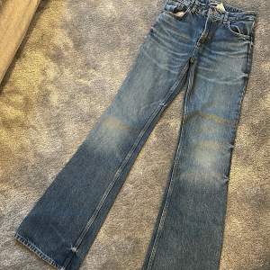 Söljer jeans med låg midja från zara som är försmå och aldirg används !! Mörkblå 💗❣️😘