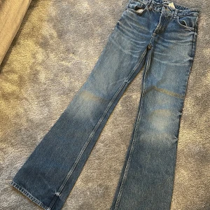 Zara lowwaist jeans - Söljer jeans med låg midja från zara som är försmå och aldirg används !! Mörkblå 💗❣️😘