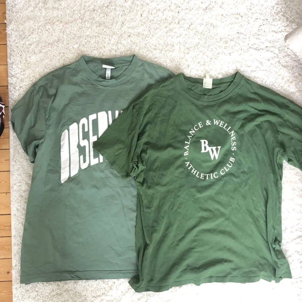 Två gröna t-shirts från hm. Båda för 50kr 🫶. T-shirts.