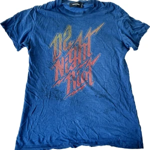 T-shirt med tryck - Snygg tisha från Dsquared2 Strl L kids med passar S/M 