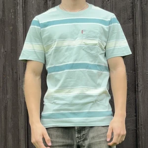 Levis kortärmad tröja - Tjena! Säljer nu min levis T-shirt! Den är endast använd ett fåtal ggr och 9/10 i skick. Hör av dig vid minsta lilla fundering och var inte rädd för att pruta!