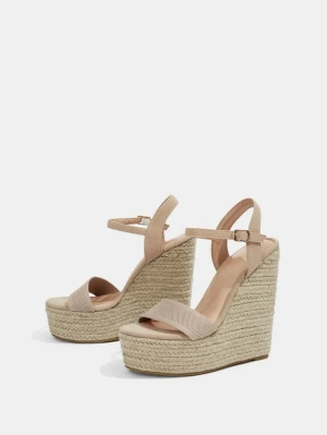 Klackar  - Säljer nu ett par super fina klackar som är helt oanvända. Inte ens testade då jag klickade hem två stycken och dessa var för stora för mig. Skickas eller hämtas i Göteborg. Kan gå med i pris vid snabb affär 