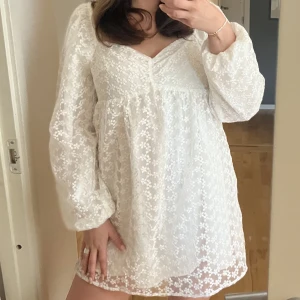 Klänning - Säljer nu min studentklänning, världens finaste. Den är i storlek 44 men insydd så den passar 38-40