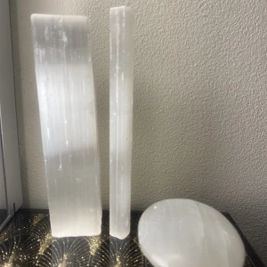 Selenit kristaller - Säljer tre olika selenit kristaller i olika former, storlekar och pris. Priset står på sista bilden. 🤍 Skriv privat ifall det önskas fler bilder!