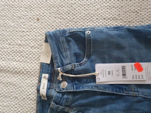 Jeans med slits - Helt ny, endast provat. Säljer pga dem var alldeles för långa för mig. Stretchigt material.  Original pris 399, nedsatta till 100kr mitt pris 70kr