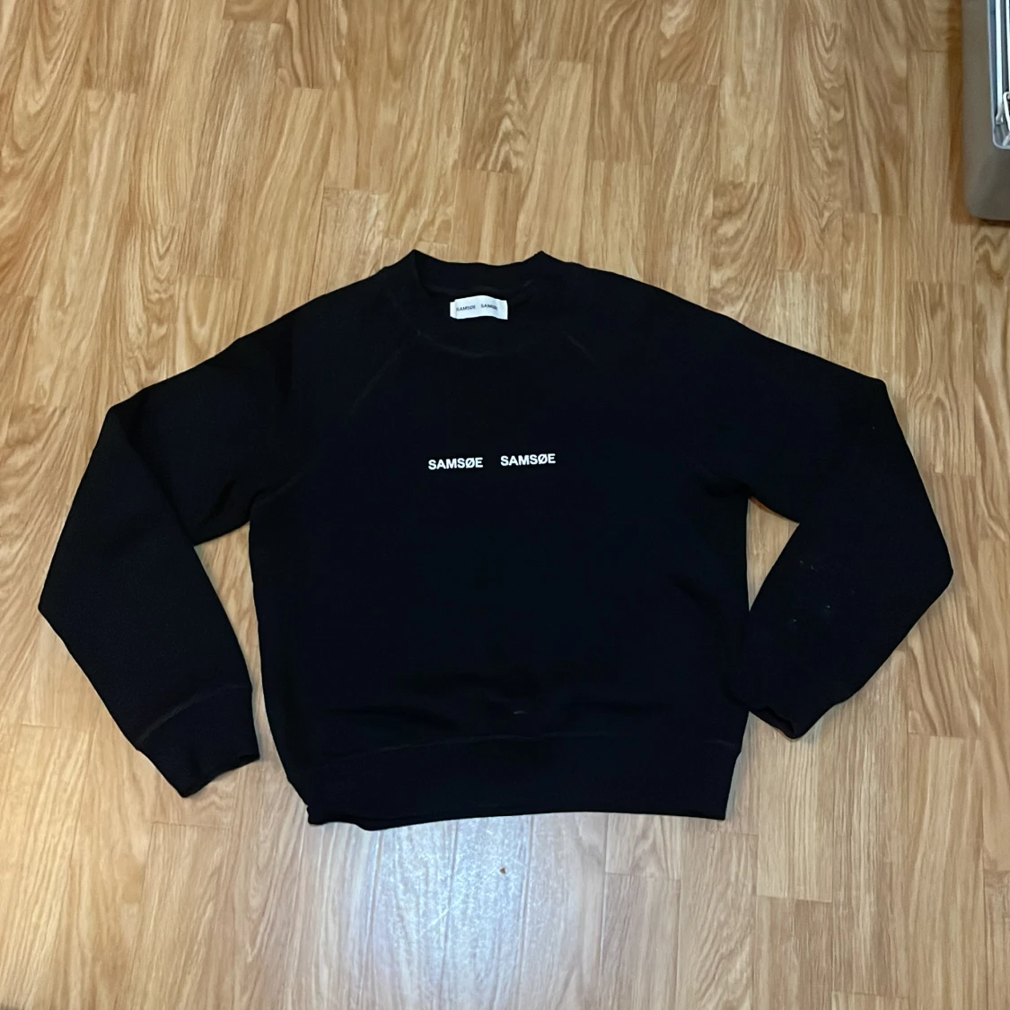 En svart tjocktröja