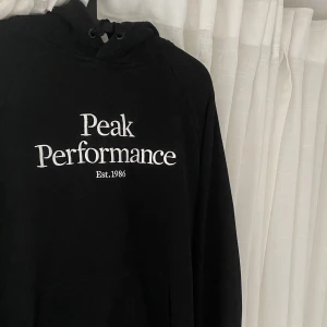HUVTRÖJA - Peak performance hoodie/huvtröja. Använd fåtal gånger. Bara att skicka iväg ett meddelande om det finns frågor eller funderingar😄