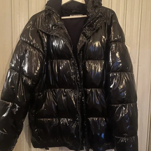 Zara dunjacka lack - PRIS KAN DISKUTERAS !!!!Säljer nu min jätte fina jacka ifrån zara. Den äe dun och priset när jag köpte den var 1300. Men eftersom den har ett hål i vänster fick(innuti)