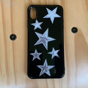 Mobilskal med fina stjärnor ⭐️ - Ett fint mobil skal i super skick och jag kan diskutera priser ❤️köparen står för frakt 