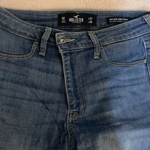 Blåa jeans  - Ett par tajta jeans. Bra skick