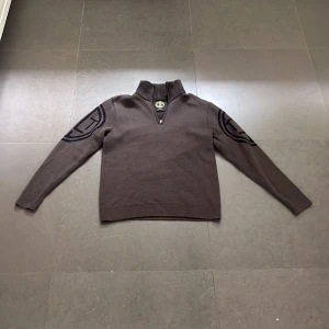 Limitato - Tjena, säljer min snygga Limitato zip hoodie som jag har använt fåtal gånger. Den har inga  hål eller något sånt, riktigt bra skick på den 9/10 Kan sänka priset vid snabb affär 