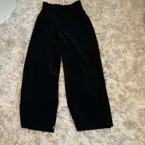 Mörkblå sammetsliknade byxor - Supersköna mörkblå byxor som ser väldigt checka ut. De är i ett ribbat sammetsliknande tyg. Snygga, passar till allt🩷