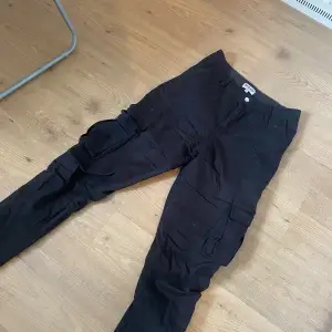 Svarta cargo pants från madlady 