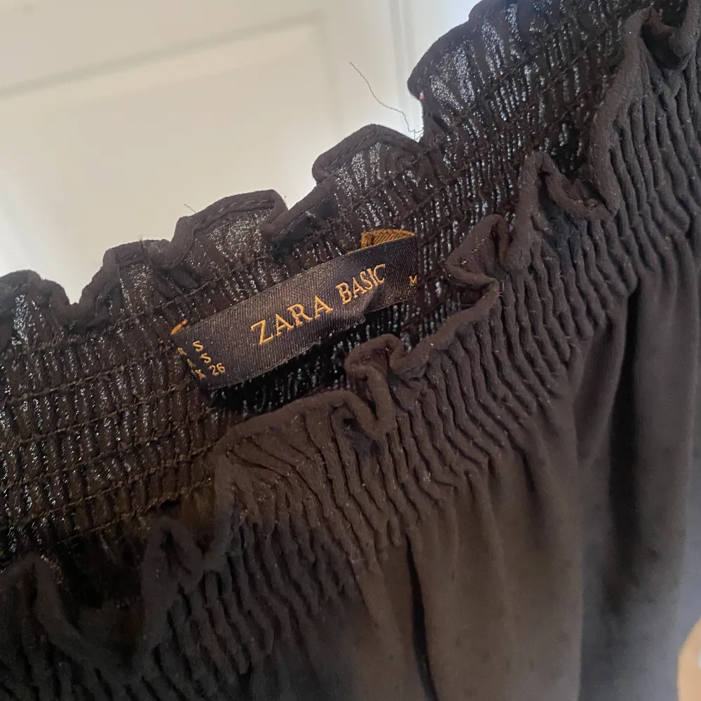 Super fin och söt blus från Zara! Armarna är lite see thru men själva blusen är inte genomskinlig 🥰 . Blusar.