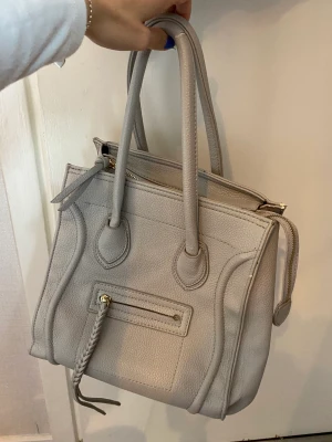 Väska - Säljer denna super fina väska då den inte kommer till användning! Super bra skick.