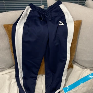 Puma mjukisar  - Puma byxor, ordinarie pris 399 säljs för 150kr