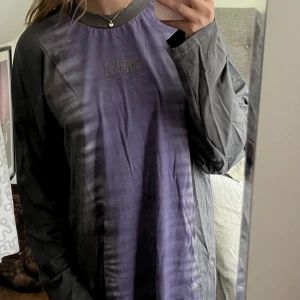 Tie-dye Långärmad T-shirt klänning från The ragged Priest - Långärmad T-shirt klänning från The ragged priest. Aldrig använd, nyskick med lapparna kvar. Storlek L🫶💕