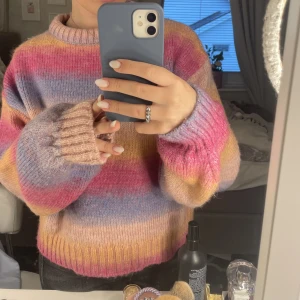 Bikbok stickad tröja - Finaste stickade tröjan från Bikbok. Säljer då den inte kommer till användning längre, i nyskick. Storlek S🩷