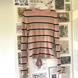 Randig tröja  - Väldigt fin tröja som inte kommer till användning. Pris går att diskutera 