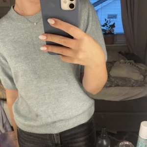 Stickad t-shirt - Superfin och mjuk stickad tröja från H&M🩵Inte alls stickig och sitter fint på. 