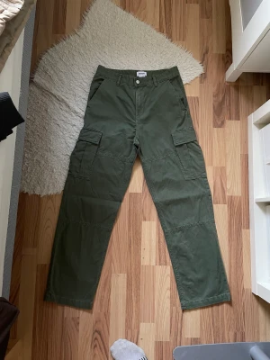 Cargo byxor - Snygga knappt använda cargo byxor från weekday. Sitter skitsnyggt och har baggy passform.
