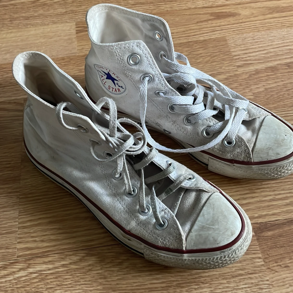 Säljer vita conversd - 90