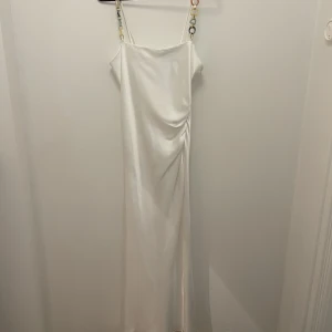 Klänning - Sååå himla fin satinklänning, aldrig använd prislappen finns kvar! 