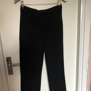Kostymbyxor - Säljer dessa populära kostymbyxor från vero Moda, dem är jättemjuka i materialet och sitter så fint på kroppen men jag finner tyvärr ingen användning för dem längre så jag hoppas att någon annan gör det!💞💞