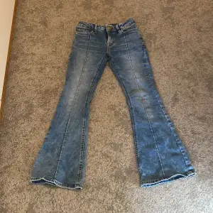 Low waist flare jeans från Lindex, barn strl 140, fint skick med fina detaljer på framsida och baksida. Jag på bilden är 147 och dom är lite korta på mig🩷