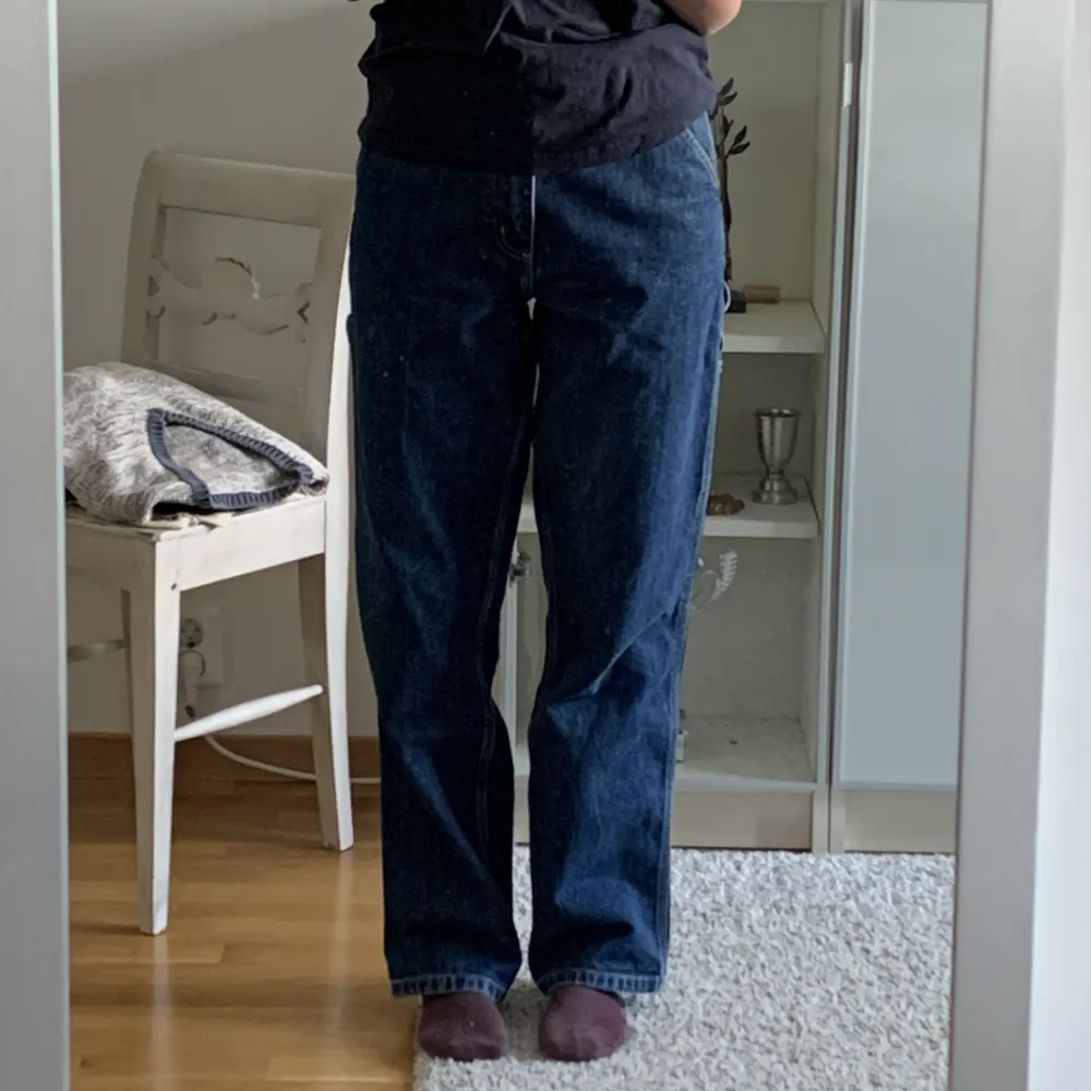 Jättesnygga jeans från Carhartt. Använda ett fåtal gånger. Storlek 29 i midjan och 32 i längden. Jag är 167 cm lång. Köptes för 1099kr. Klicka gärna på köp nu. . Jeans & Byxor.