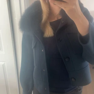 Kappa - Säljer nu denna kappa storlek S. Nypris 2500kr, säljer för 1700kr. Använd endast en gång då jag köpte den för en vecka den men hade beställt fel färg. Perfekt till hösten/vintern då den är varm 