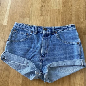 Levis shorts - Levis jeansshorts i jättebra kvalite, passar xs och s