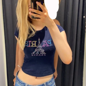 Topp - Världens sötaste topp i barnstorlek men passar en smal som en croptop. Saknas några paljetter men fortfarande super cool💓