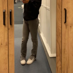 Jeans  - Säljer dessa gråa jeans från zara pga ingen användning längre  Lite slitna men annars bra skick. Står inte för frakten 