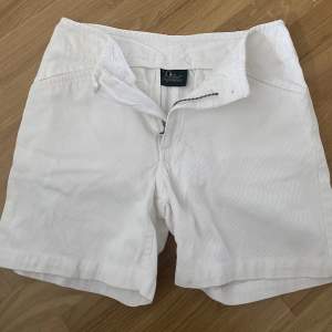 Säljer ett par vita vintage peak performance shorts i st S  Skulle säga att de är ganska låga i midjan. Finns lite svaga fläckar här och där men inget som syns mycket 