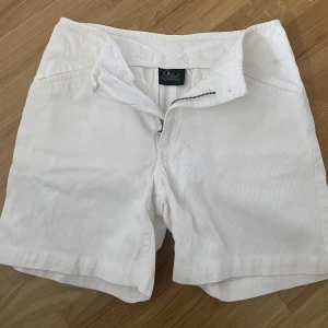Vintage peak performance shorts  - Säljer ett par vita vintage peak performance shorts i st S  Skulle säga att de är ganska låga i midjan. Finns lite svaga fläckar här och där men inget som syns mycket 