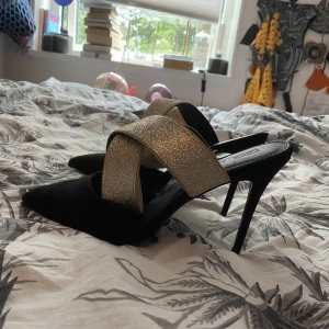 Snygga fest klackar🖤💛 - Jättesnygga klackar i storlek 39❣️