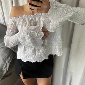 Off-shoulder blus - Super söt och snygg off shoulder blus, lite genomskinlig men det är bara snyggt!💕 Köparen står för frakten (59kr)💕