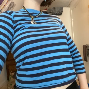 Snygg blå tröja💙🖤 - Jättesöt tröja i barnstorlek💙🖤