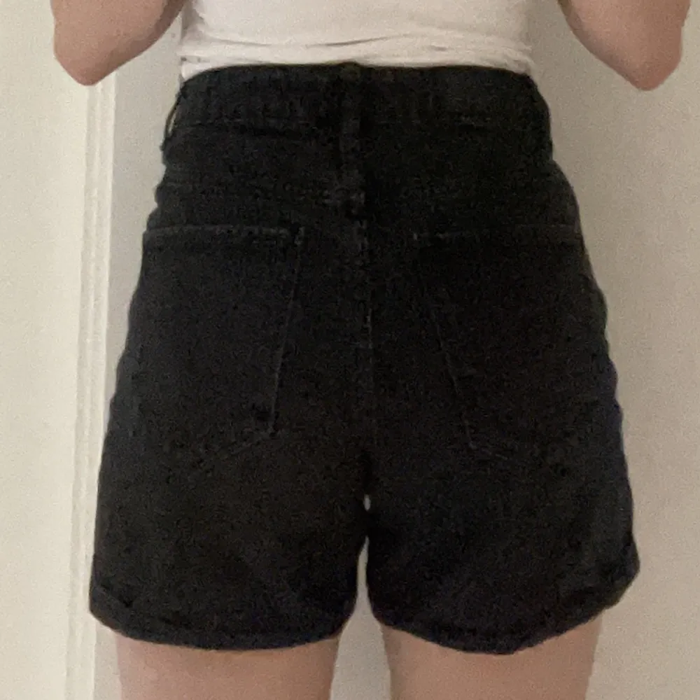 Svarta Jeans shorts, lite längre. Shorts.