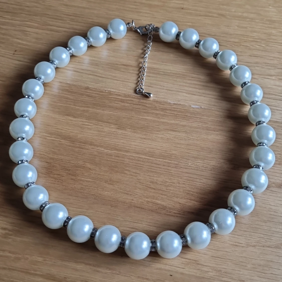 Pärlhalsband med strass 