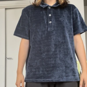 PolarSkateCo velour polo - Din tröja knappt använd! Lite dåligt ljus på bilderna men den är mörk blå