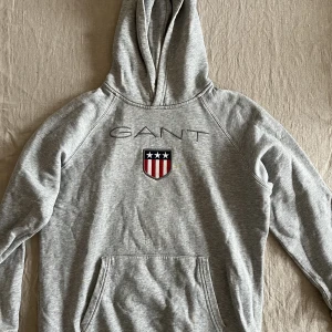 Grå Hoodie  - Grå Hoodie från märket Gant. Storlek 170 
