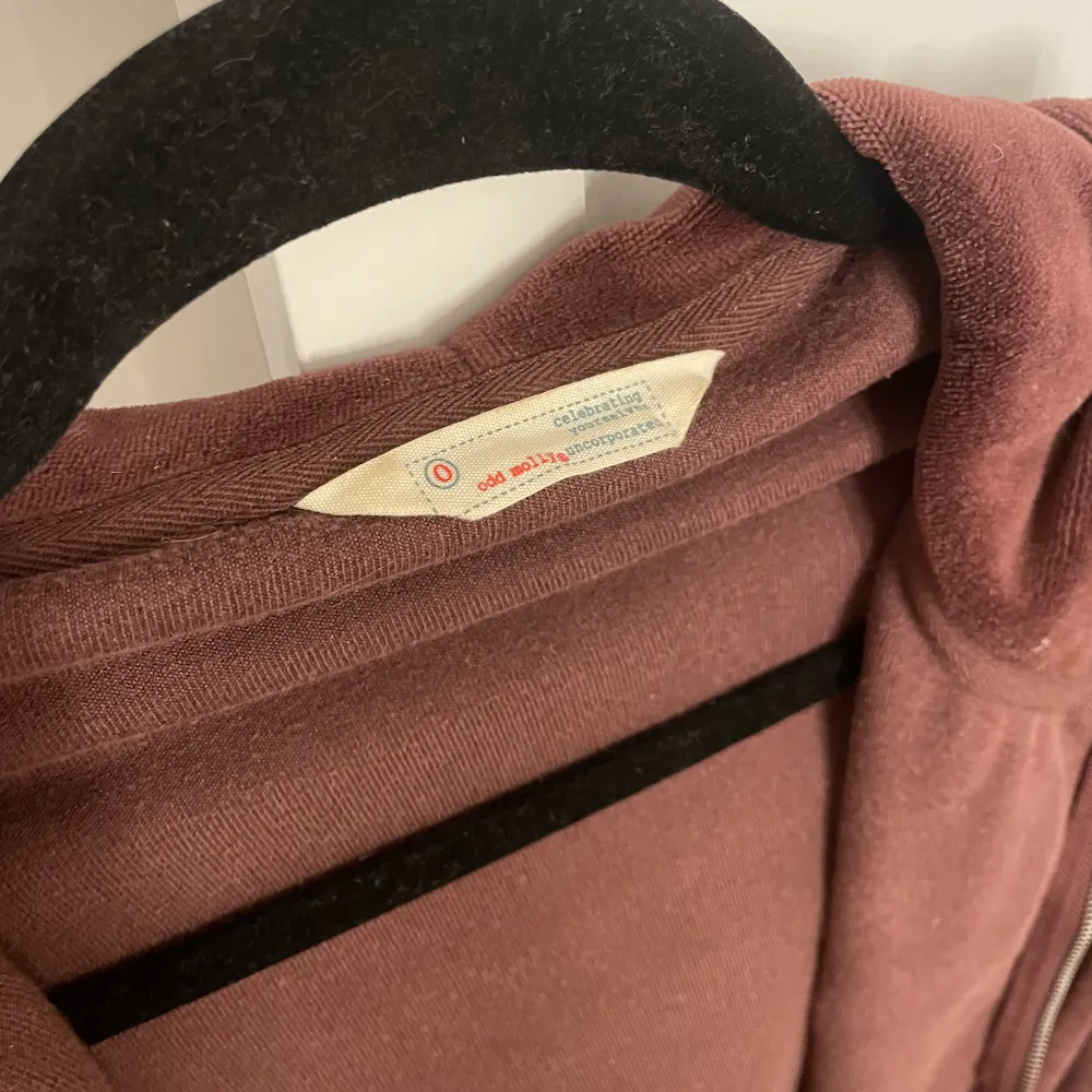 En zip hoodie från oddmolly i brunt med resår och lite volang längst ut i armarna i sammettyg. Använd bara 1 gång.  Finns även ljus rosa siden band men har tagit ut dom, men går att sätta i igen. Köpt för 999kr men säljer billigare. Skriv för prisförslag💕. Tröjor & Koftor.