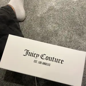 Ett par heöt oandvända Juice couture tofllor, säljs pga inte kommer till andvändig.