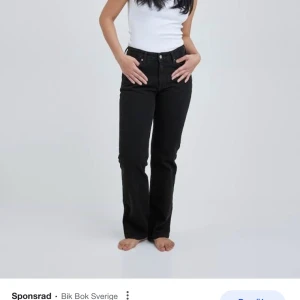 Svarta lågmidjade jeans  - Svarta lågmidjade jeans från Bikbok  Köpte i längd 32 men uppsydda till längd 30 Också bra skick 