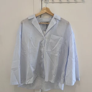 ZARA ”AMANDA BLOUSE” - Blus i boxig passform. Storlek M, normal i storleken. 100% bomull. Helt ny med prislapp kvar. Ord pris 399:-