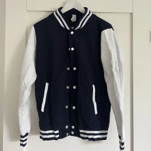Jacka - Helt oanvänd oversized baseball jacka i storlek M